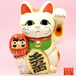 売上アップの神棚の開運グッズであるだるま招き猫の置物1