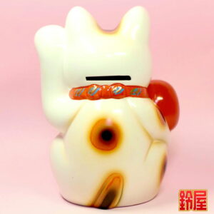 売上アップの神棚の開運グッズであるだるま招き猫の置物2