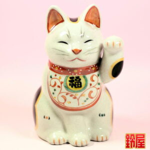 事業運の神棚の開運グッズである白色の唐草文様招き猫1
