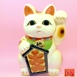 売上アップの神棚の開運グッズである大入り招き猫の置物1