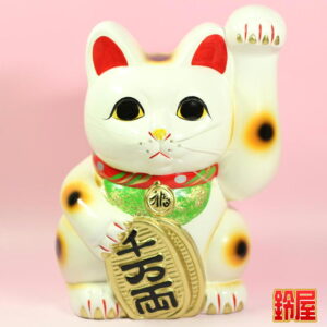 売上アップの神棚の開運グッズである手長の左手上げ招き猫1