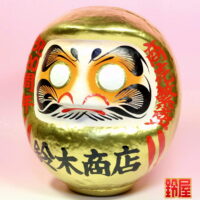 商売繁盛の神棚の開運グッズである周年祝いだるま:左斜め前画像
