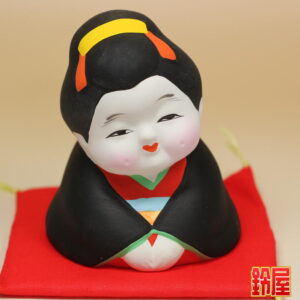 仕事運の神棚の開運グッズであるお福さん人形の置物1
