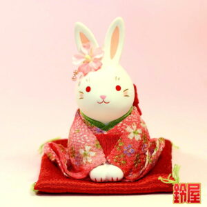 商売繁盛の神棚の開運グッズであるおじぎ姿のうさぎの置物1