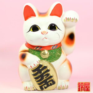 売上アップの神棚の開運グッズである白色の小判猫の置物1