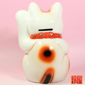 売上アップの神棚の開運グッズである白色の小判猫の置物2