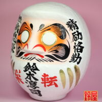 キャリア運の神棚の開運グッズである栄転祝いだるま:左斜め前画像