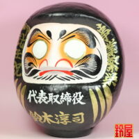 キャリア運の神棚の和雑貨である就任祝いだるま:左斜め前画像