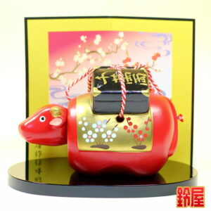 厄除け祈願の神棚の開運グッズである赤べこの置物1