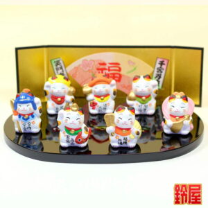 魔除け祈願の神棚の開運グッズである七福神招き猫の置物1