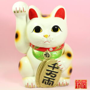 金運アップの神棚の開運グッズである手長の右手上げ招き猫1