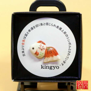 金運アップの神棚の開運グッズである金魚のピンブローチ1