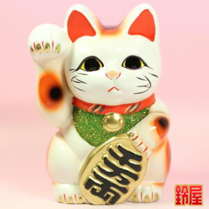 金運上昇の神棚の開運グッズである白色の小判猫の置物1