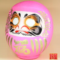 良縁祈願の神棚の開運グッズであるピンクの高崎だるま：左斜め前画像