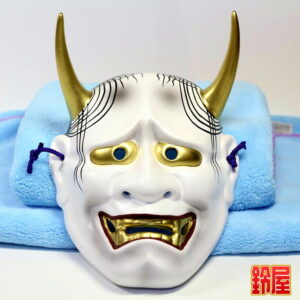 健康運の神棚の開運グッズである和風の般若のお面1