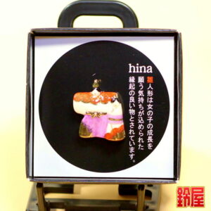 健康運の神棚の開運グッズである雛人形のピンブローチ1