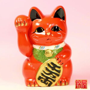 健康運の神棚の開運グッズである赤色の小判猫の置物1