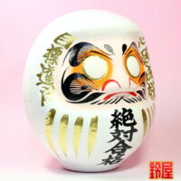 合格祈願の神棚の開運グッズである絶対合格だるま:右斜め前画像